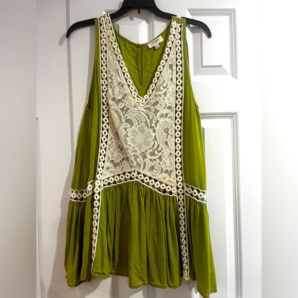Umgee Green Lace Sleeveless Blouse - Picture 1 of 5